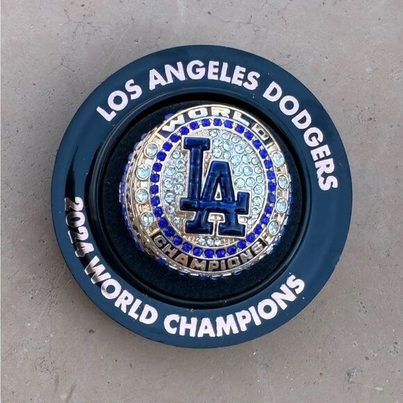 NEW SGA 2024 Los Angeles Dodgers Freddie Freeman World Series Ring and Holder - Picture 2 of 6